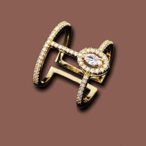 Magnificent gold-colored and "diamond" ring in a haute couture style, adjustable and guaranteed to be a favorite!