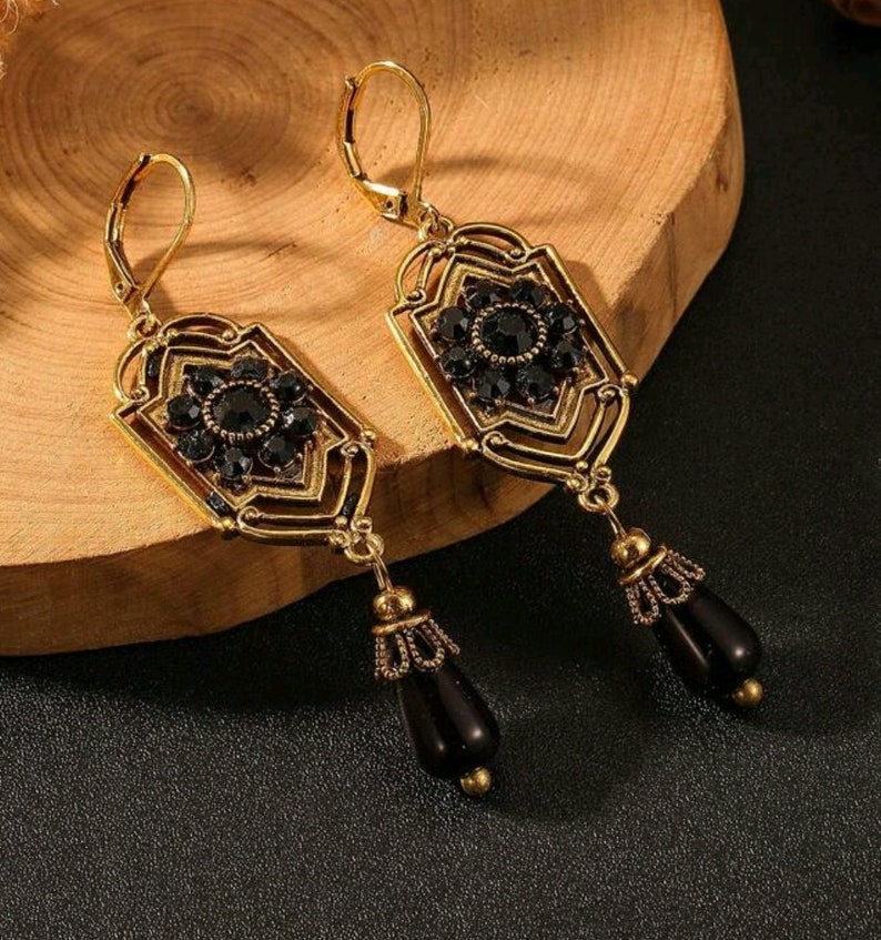 Très belles boucles d'oreilles or/bronze esprit bohème antique rectangulaires arrondies ajourées pendantes gouttes noires cristal zdjęcie 2