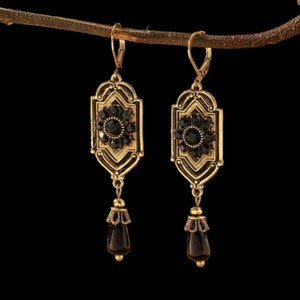 Sehr schöne rechteckige, abgerundete, durchbrochene Ohrringe im antiken Boho-Stil in Gold/Bronze mit baumelnden schwarzen Kristalltropfen Bild 1