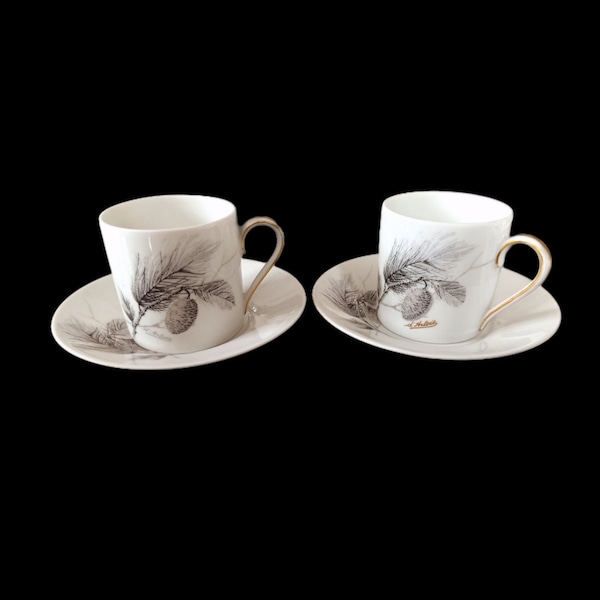 Rare duo d'authentiques tasses à café vintage époque 1960 collection fabrique royale de Limoges décors pigne de pin doré à l'or fin.