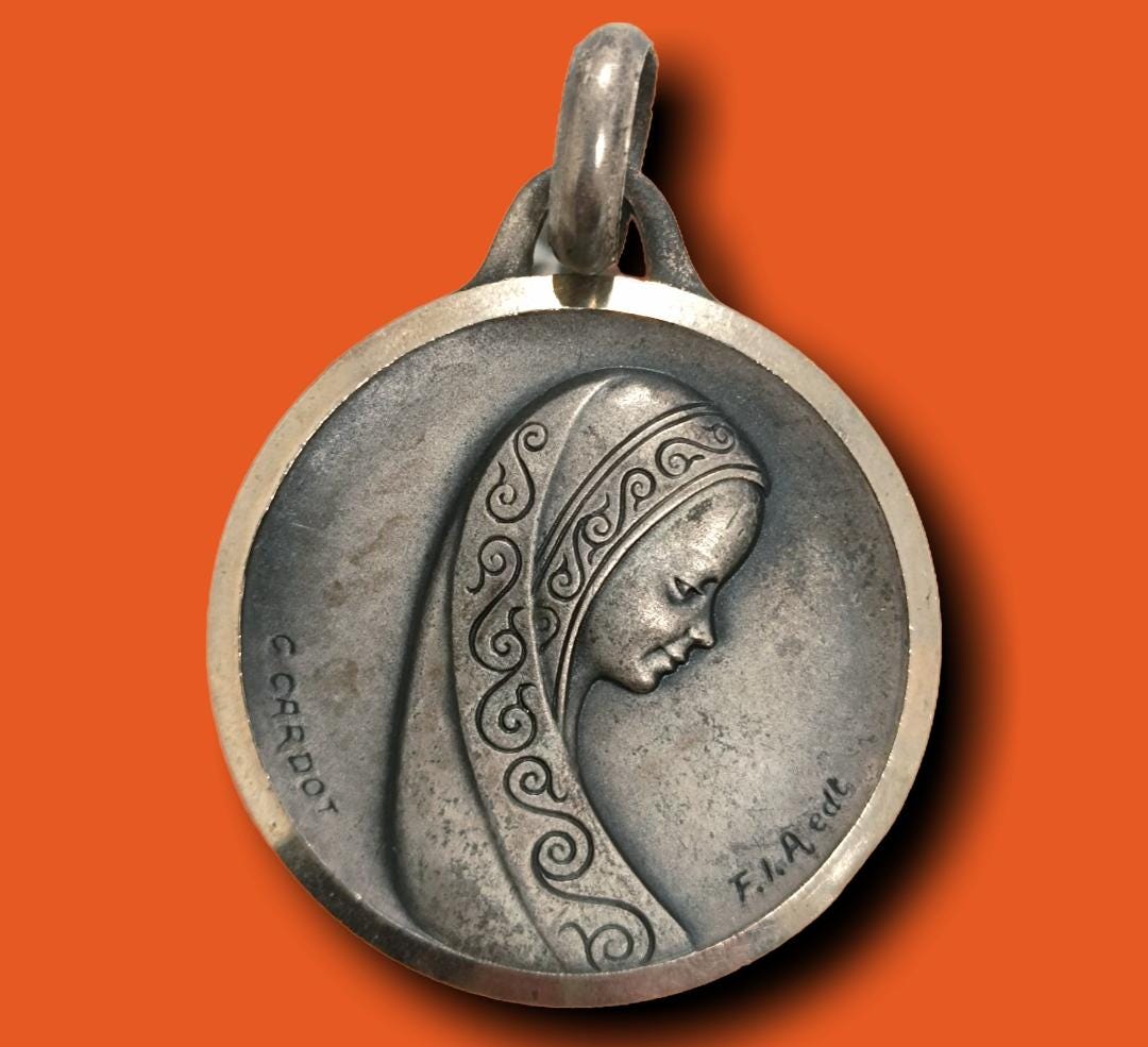 フランス製の、聖母マリアを象った希少で非常に美しい大きな銀メダル