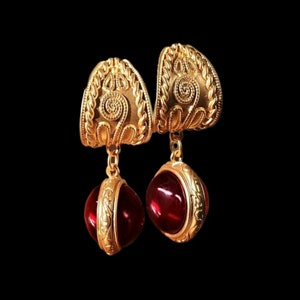 Superb large dangling stud earrings carved arabesques boho antique gold spirit set with a ruby cabochon