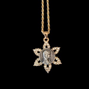 Superb pendant, original and unique creation, medal of the Virgin Mary, found here, guaranteed to be a favorite.
