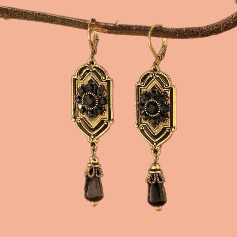 Très belles boucles d'oreilles or/bronze esprit bohème antique rectangulaires arrondies ajourées pendantes gouttes noires cristal zdjęcie 8