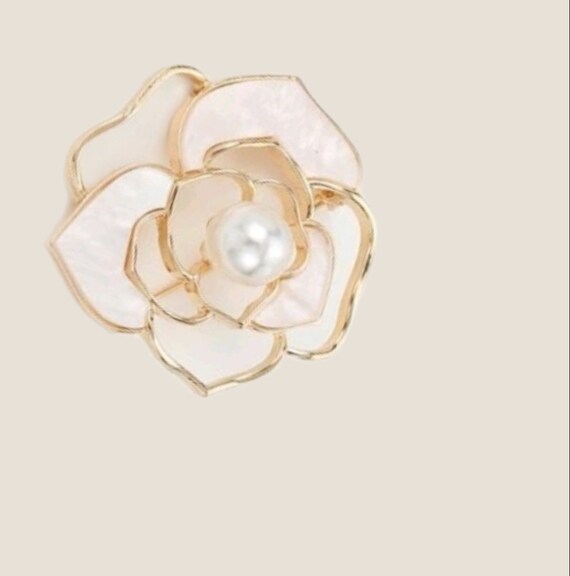 Very pretty brooch flower and pearl color pearl c… - image 3