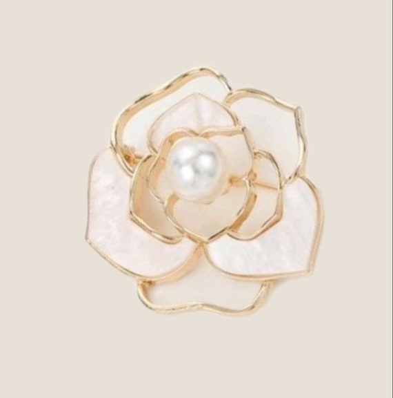 Very pretty brooch flower and pearl color pearl c… - image 4