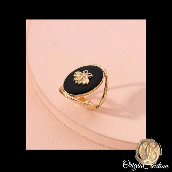 Très belle bague de qualité bijou fantaisie dans le style vintage baroque bourdon couleurs or et noir vernis coup de coeur assuré !