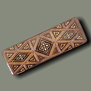 Very beautiful rectangular brooch with vintage geometric decorations 1950/60 in 14 K Toledo gold collection