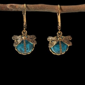 Adorables  boucles d'oreilles libellules à pendants  esprit bohème antique de couleur or/bronze et serties de cabochons ronds bleus lagon