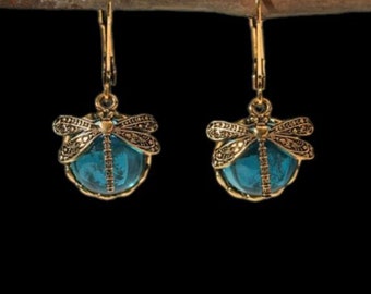 Adorables  boucles d'oreilles libellules à pendants  esprit bohème antique de couleur or/bronze et serties de cabochons ronds bleus lagon