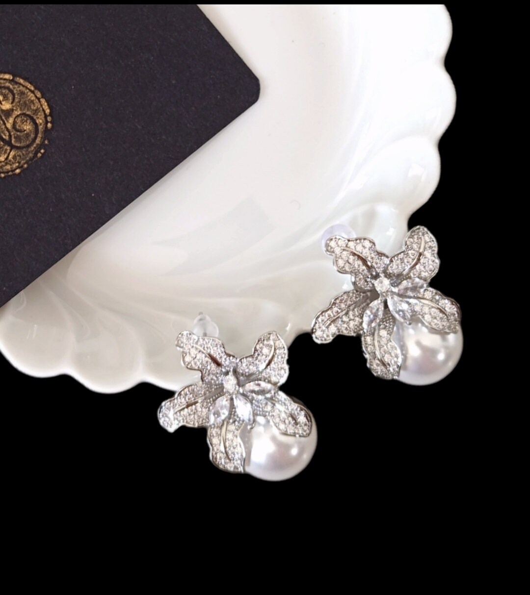Boucles D'oreilles Clous Fleurs En Cristal Strass Argenté - Parisienne - Neuf Avec étiquettes