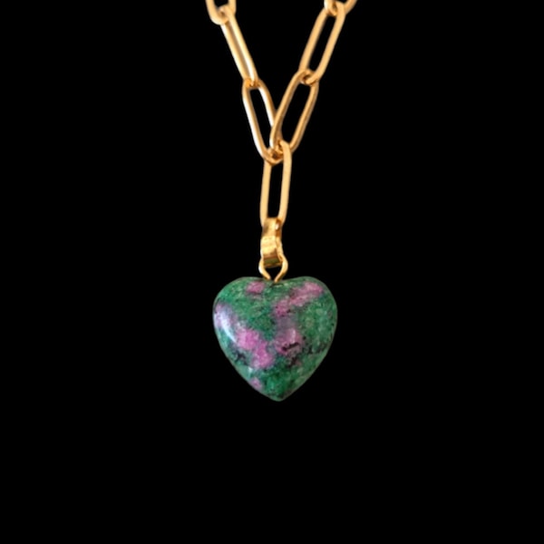 Magnifique collier or acier inoxydable mailles contemporaines et pendentif cœur en pierre de soin rubis zoïsite