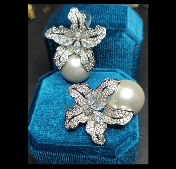 Boucles D'oreilles Pendantes Fleurs - Perles Blanches Et Bleu Sculpté - Femme