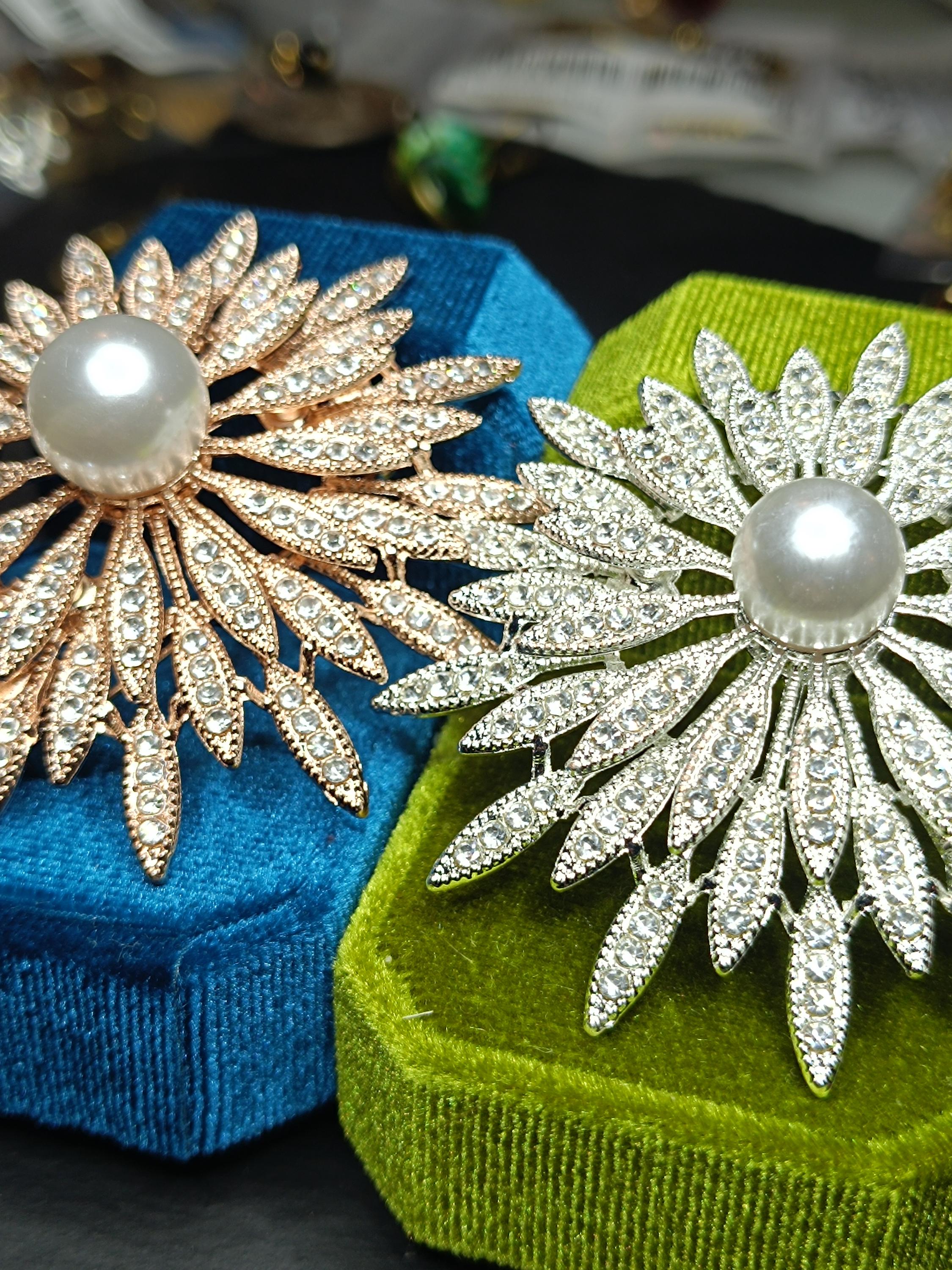 Très Grande Broche De Couturier Couleur Or Avec Perles Et Pampilles - Bijou Fantaisie Superbe, Occasion