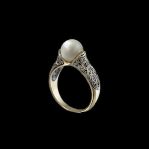 Magnificent antique gold ring with openwork arabesques set with pearly white pearl collection