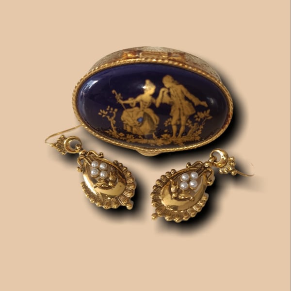 Superbes boucles d'oreilles pendantes esprit antique de couleur or bronze serties petites perles blanc nacré très belle boîte à bijoux
