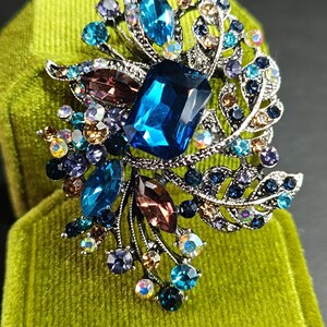 Broche Feuillage Métal Argenté Avec Pierre Et Strass Bleus - Neuf Sans Emballage