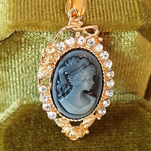 Pendentif Camée Ancien Vintage En Laiton Doré - Coquille Blanche - Fin XIXème Début XXème - Bijou Occasion