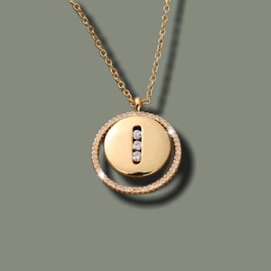 Very beautiful quality pendant and its gold-colored circle chain set with rhinestones, guaranteed to fall in love!
