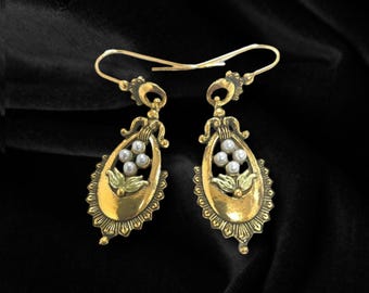 Stunning large Art Deco-style earrings from the 1930s in antique gold, set with pearly white beads – a guaranteed favorite!