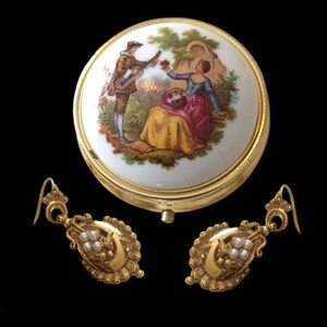 Superbes boucles d'oreilles pendantes esprit antique Art Déco or bronze serties petites perles blanc nacré et sa boîte vintage Fragonard