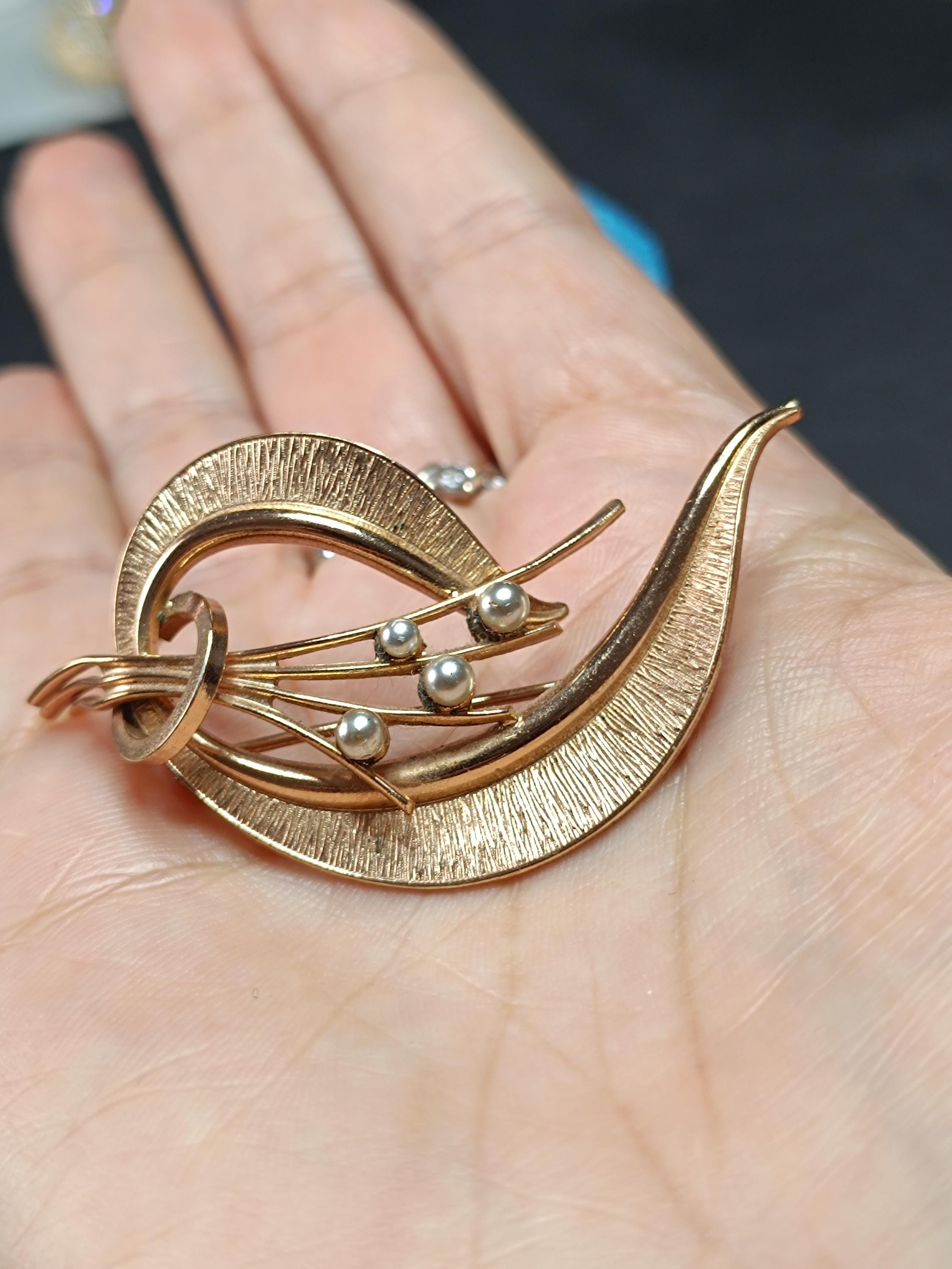 Broche Vintage Plaqué Or Avec Perle Et Motif Gerbe De Fleurs - Bijou D'Occasion Élégant