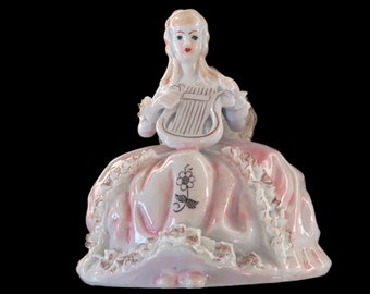 Très belle figurine vintage en porcelaine blanche et rose de style Victorien colonialiste scène : La marquise et coll