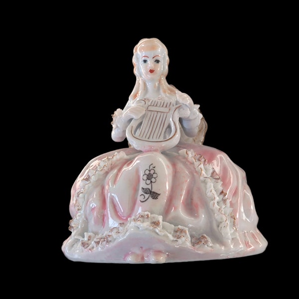 Très belle figurine vintage en porcelaine blanche et rose de style Victorien colonialiste scène : La marquise et coll