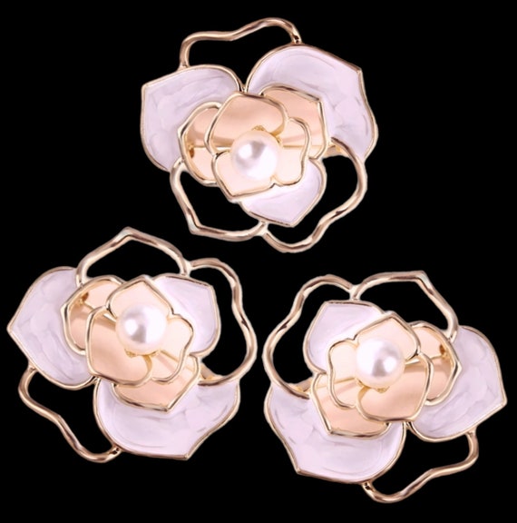 Very pretty brooch flower and pearl color pearl c… - image 5