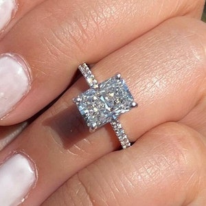 Verlobungsring mit strahlendem Schliff Diamant von 2.70 Ct: 14K Massivgold
