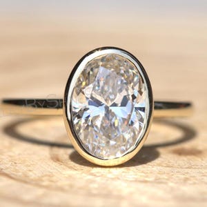Anillo de compromiso solitario con diamante cultivado en laboratorio de talla ovalada de 3,00 quilates engastado en bisel/Anillo de boda/Anillo de propuesta con diamante cultivado en laboratorio de talla ovalada en oro amarillo macizo de 14 quilates.