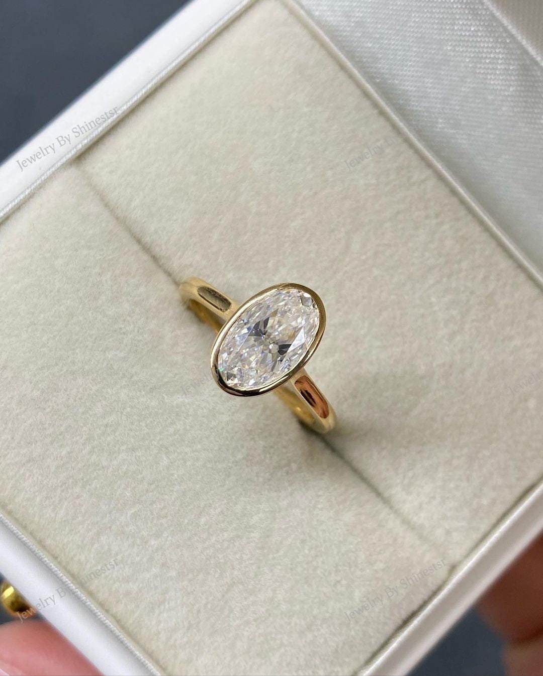 Anello di fidanzamento unisex in moissanite solitario da 2 ct con angelo | Placcato in oro giallo 18 carati Anello di fidanzamento unisex in moissanite solitario da 2 ct con angelo | Placcato in oro giallo 18 carati