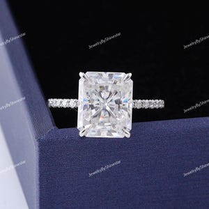 Anillo de compromiso de oro blanco de 18 quilates con halo oculto y diamantes cultivados en laboratorio de talla radiante de 4,00 quilates