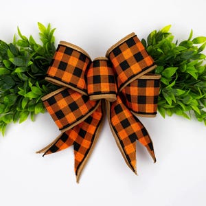 Halloween Kranz Schleife mit viel Grün | Orange Buffalo karierte Herbsttür Bogen | Rustikaler Herbst Bauernhaus Dekor | Süßes oder Saures Veranda Akzent