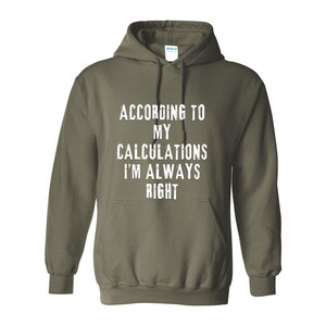 Può includere: Felpa con cappuccio verde oliva con la scritta bianca "ACCORDING TO MY CALCULATIONS I'M ALWAYS RIGHT". La felpa ha una tasca frontale e un cappuccio con coulisse.