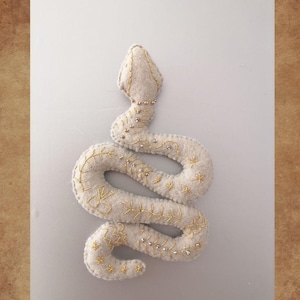 Filt-ormprydnad PDF-mönster: DIY-handsömnadsprojekt