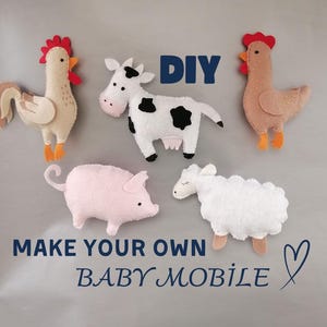 Può includere: Progetto fai-da-te per realizzare il tuo mobile per bambini con giocattoli di animali in feltro. Gli animali includono un gallo, una mucca, un maiale e una pecora. Il testo "Make your own baby mobile" è scritto sotto gli animali.