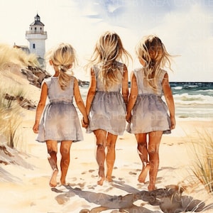 Puede incluir: Tres niñas pequeñas con el pelo largo y rubio caminan de la mano por una playa de arena. Llevan vestidos azul claro a juego y caminan hacia un faro en la distancia.