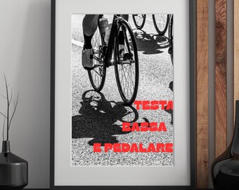 Poster Motivazionale “Testa Bassa e Pedalare” – Stampa Digitale A4 Minimal – File PDF Stampabile