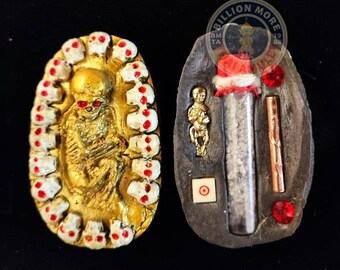 Starkes schwarzmagisches Amulett für Kasino und Lotto Hong Phrai Maha Chokh [Rich Lucky] (Amulett By Aj.Peramrung) mit freiem Kunststoffgehäuse. Wasserfest