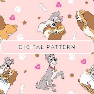 Puede incluir: Un fondo rosa con un patrón repetido de personajes de La Dama y el Vagabundo. Los personajes están en varias poses, incluyendo a La Dama y el Vagabundo abrazándose, La Dama y el Vagabundo comiendo espaguetis, y La Dama y el Vagabundo caminando juntos. El patrón también incluye corazones, estrellas, huellas de patas y huesos.