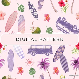 Puede incluir: Un patrón digital con tablas de surf, palmeras, flores de hibisco y una furgoneta vintage en tonos rosa, morado y verde. El texto "DIGITAL PATTERN" se muestra en un rectángulo blanco redondeado. El diseño evoca un tema tropical y playero.