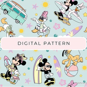 Op de afbeelding: Een digitaal patroon met Mickey Mouse, Minnie Mouse, Donald Duck, Goofy en Pluto die genieten van een dagje op het strand. Het patroon bevat surfplanken, strandballen, schelpen en sterren op een lichtblauwe achtergrond.