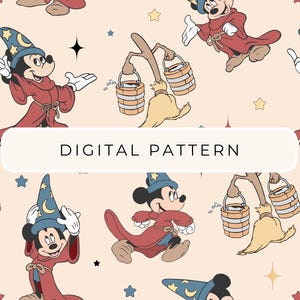 Op de afbeelding: Een naadloos patroon met Mickey Mouse verkleed als tovenaar met een blauwe hoed en een rode mantel. Hij houdt een bezem en emmers vast. De achtergrond is licht perzikkleurig met sterren.