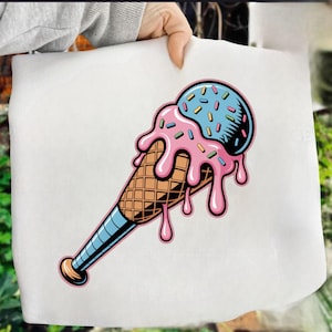 Puede incluir: Ilustración caprichosa de un cono de helado con forma de bate de béisbol. El helado tiene una bola azul con chispas, helado rosa goteando y una base de gofre. El mango del bate es azul.