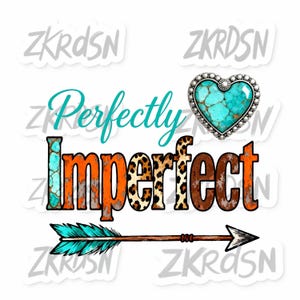 以下が含まれることがあります： 「Perfectly Imperfect」の文字がティールとオレンジで描かれたステッカーデザイン。ヒョウ柄のアクセントが施されています。ターコイズのハートと矢印がデザインを完成させています。矢印はティールの羽根と銀色の矢じりです。