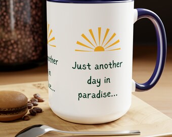 Nur ein weiterer Tag im Paradies Strand Geschenk UrlaubTwo-Tone Coffee Mugs, 15oz