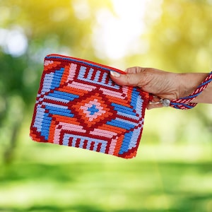 Embreagem de crochê em mosaico Wayuu com zíper seguro e alça de pulso prática, organizador de bolsa de maquiagem colorida, estojo pequeno para viagem