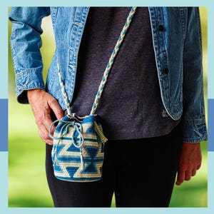 Kleine Umhängetasche: Bunt gehäkelt im Wayuu-Stil mit geometrischem Sanduhr-Muster, Kordelzug-Verschluss und langen geflochtenen Trägern