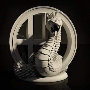 Puede incluir: Una escultura en 3D impresa en blanco de una serpiente con una corona en la cabeza. La serpiente está enroscada alrededor de un marco circular con un diseño de cruz. La escultura está sobre una base blanca.